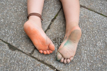 Foto de Los pies infantiles con la pintura - Imagen libre de derechos