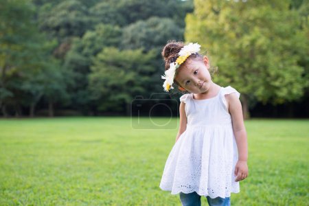 Téléchargez les photos : Portrait de petite fille en plein air en été - en image libre de droit