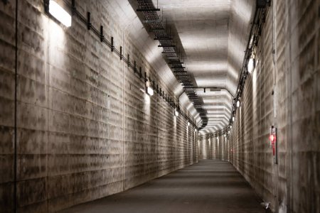 Téléchargez les photos : Passage souterrain sombre, effrayant et calme - en image libre de droit