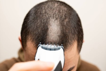 Téléchargez les photos : Homme couper les cheveux avec des tondeuses - en image libre de droit