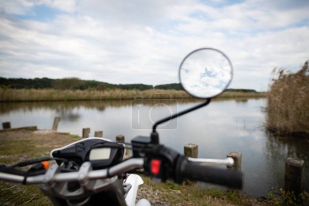 Téléchargez les photos : Ciel et nuages réfléchis dans un miroir de moto - en image libre de droit