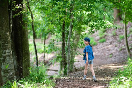 Téléchargez les photos : Fille jouant dans la forêt - en image libre de droit