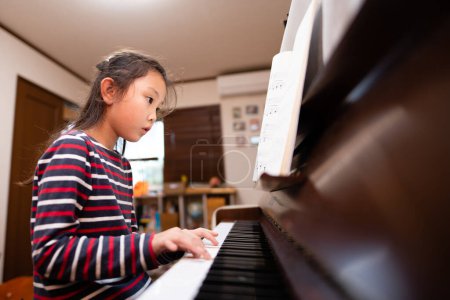 Téléchargez les photos : Fille pour jouer du piano - en image libre de droit