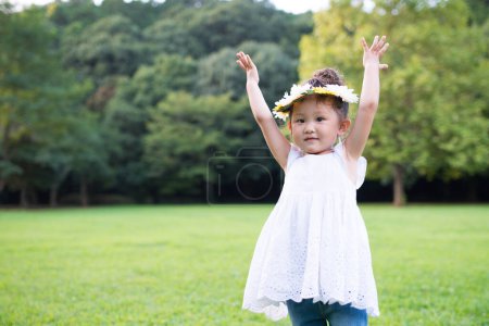 Foto de Feliz asiático niño chica jugando en la naturaleza - Imagen libre de derechos