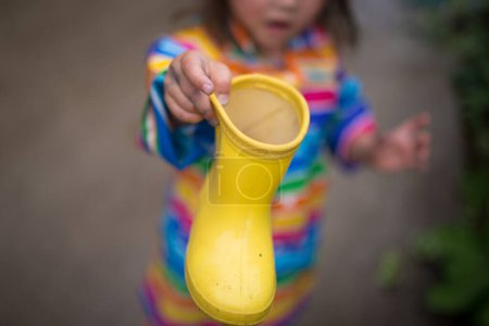 Téléchargez les photos : Fille avec bottes en caoutchouc jaune - en image libre de droit