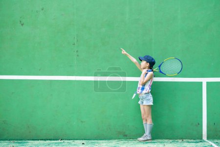 Foto de Chica con raqueta de tenis en la cancha - Imagen libre de derechos