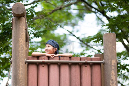 Téléchargez les photos : Fille se détendre dans le parc - en image libre de droit