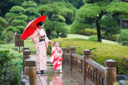 Foto de Madre e hija usando un kimono - Imagen libre de derechos