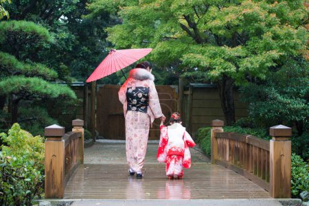 Mutter und Tochter tragen einen Kimono