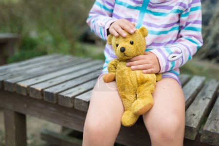 Téléchargez les photos : Enfant qui avait un ours en peluche - en image libre de droit