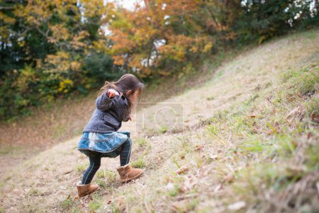 Téléchargez les photos : Fille marche dans la forêt d'automne - en image libre de droit