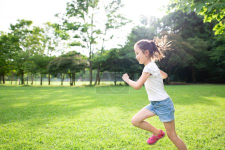 Téléchargez les photos : Fille courir sur la pelouse - en image libre de droit
