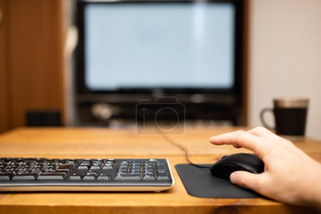Téléchargez les photos : Main pour faire fonctionner un ordinateur personnel à la maison - en image libre de droit
