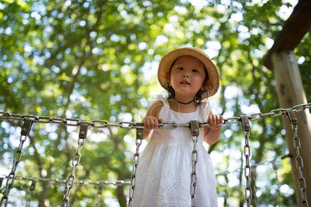 Foto de Chica jugando en el parque en el bosque - Imagen libre de derechos