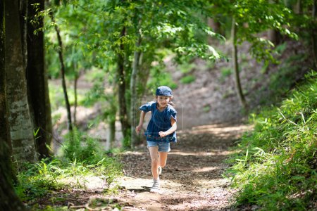 Téléchargez les photos : Fille jouant dans la forêt - en image libre de droit