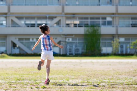 Foto de Mujer corredor corriendo en el estadio - Imagen libre de derechos