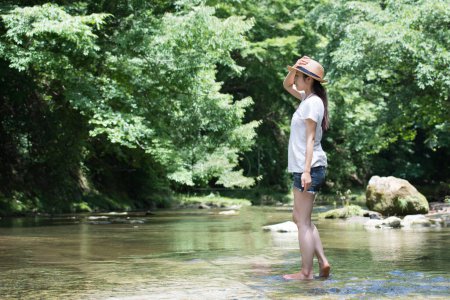 Téléchargez les photos : Femme jouant dans la rivière - en image libre de droit
