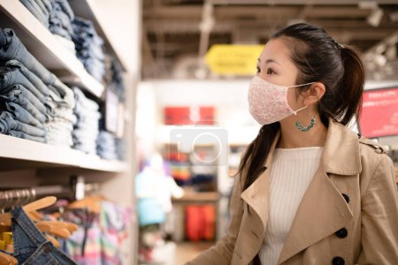 Frau beim Einkaufen mit Maske