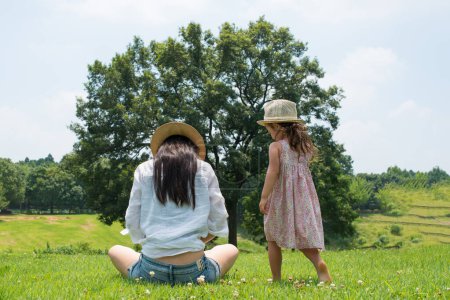 Foto de Madre e hija jugando en el prado - Imagen libre de derechos