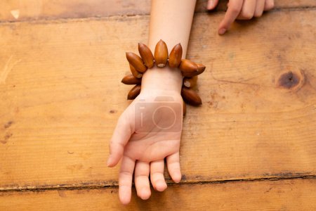 Téléchargez les photos : Bracelet fait à la main en glands - en image libre de droit