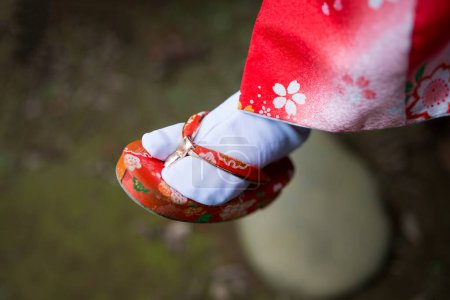 Chica en sandalia usando un kimono