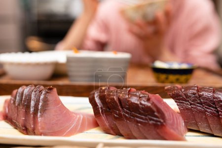 Téléchargez les photos : Bonito sashimi aligné sur la table - en image libre de droit