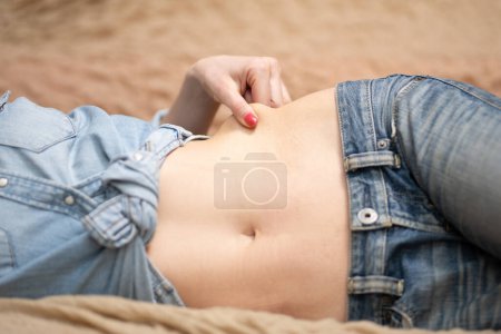 Téléchargez les photos : Belle taille d'une femme en jeans - en image libre de droit