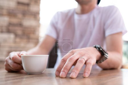 Foto de Manos de un hombre tomando café en un restaurante - Imagen libre de derechos