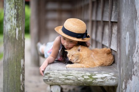Téléchargez les photos : Chat et fille passer du temps sur le porche - en image libre de droit