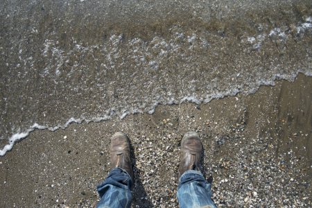 Téléchargez les photos : Personne pieds sur mer plage - en image libre de droit