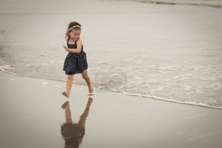 Téléchargez les photos : Fille jouer dans la plage - en image libre de droit