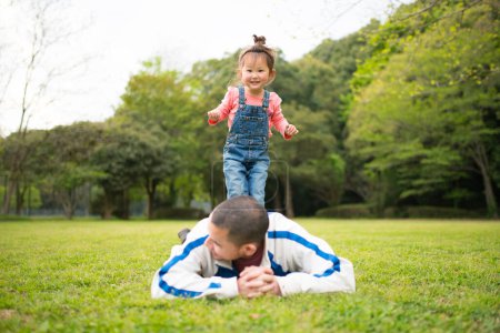 Foto de Padre e hija jugando en el césped - Imagen libre de derechos