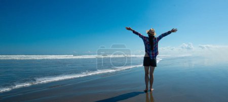 Téléchargez les photos : Femme prenant une profonde respiration sur la plage - en image libre de droit