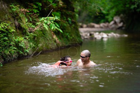 Téléchargez les photos : Père et enfant jouant dans le ruisseau de montagne - en image libre de droit