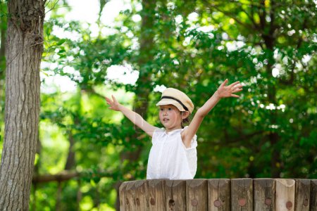 Foto de Niño jugando en el parque forestal - Imagen libre de derechos