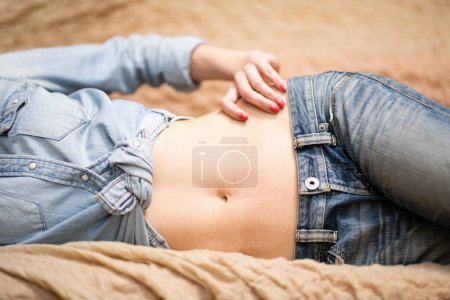 Foto de Hermosa cintura de una mujer en jeans - Imagen libre de derechos
