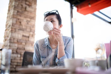 Téléchargez les photos : Femme buvant du café dans un café - en image libre de droit