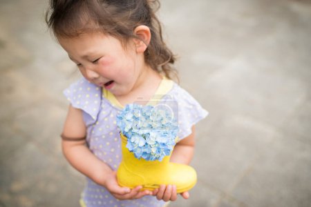 Téléchargez les photos : Fille avec botte contenant de l'hortensia - en image libre de droit