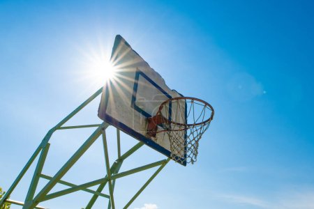 Téléchargez les photos : Vieux but de basket et lumière du soleil - en image libre de droit