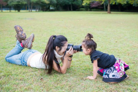 Téléchargez les photos : Mère et fille jouent pour prendre une photo - en image libre de droit