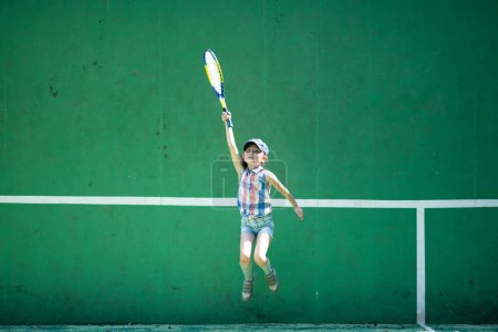Foto de Chica con raqueta de tenis en la cancha - Imagen libre de derechos