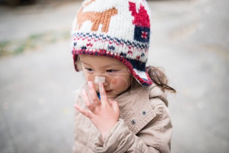 Téléchargez les photos : Fille portant un bandage sur le visage - en image libre de droit