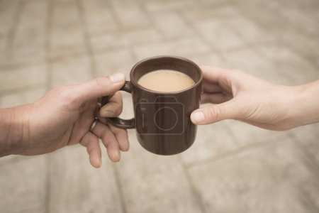 Téléchargez les photos : Homme et femme mains avec café - en image libre de droit