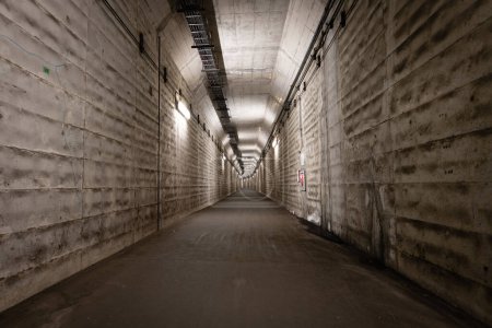 Foto de Paso subterráneo oscuro espeluznante y silencioso - Imagen libre de derechos