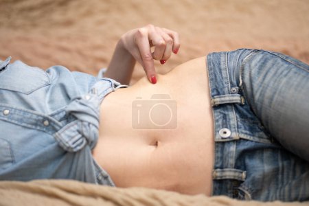 Téléchargez les photos : Belle taille d'une femme en jeans - en image libre de droit