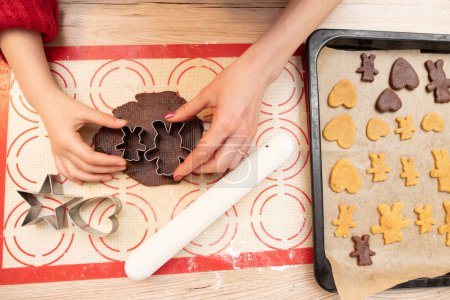 Téléchargez les photos : Fille faire des cookies à la maison - en image libre de droit