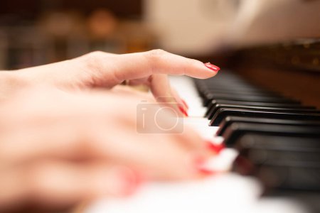Foto de Manos femeninas tocando el piano - Imagen libre de derechos
