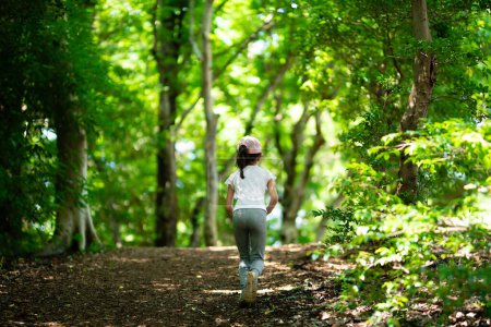 Foto de Chica corriendo en el parque natural - Imagen libre de derechos