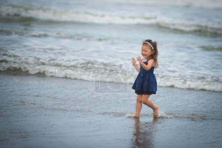 Foto de Chica jugando en la playa - Imagen libre de derechos