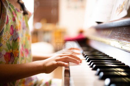 Téléchargez les photos : Mains d'un enfant jouant du piano - en image libre de droit